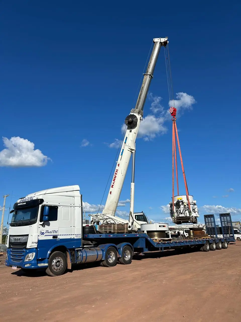 Caminhão Batioli com guindaste durante içamento de equipamento