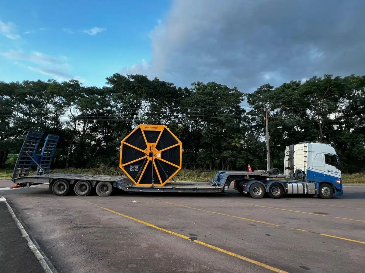 Bobina de cabos transportada em prancha