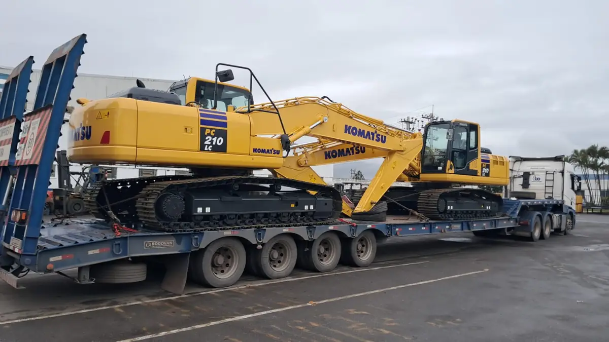 Escavadeira Komatsu embarcada em prancha