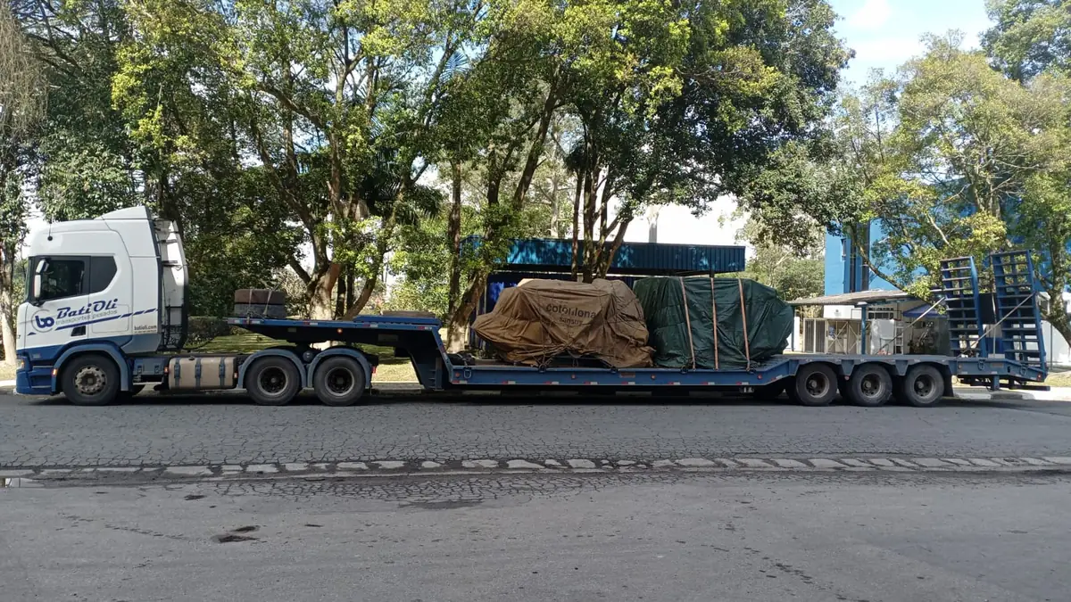 Transformador transportado em prancha